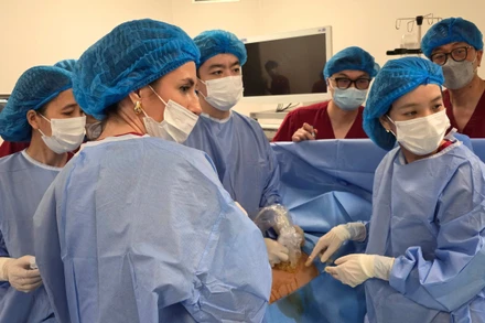 Tiến sĩ, bác sĩ Đỗ Tuấn Đạt, Trưởng khoa Sản bệnh A4, Bệnh viện Phụ sản Hà Nội cùng ê-kíp lần đầu tiên hút dịch màng phổi thai nhi từ bụng mẹ.