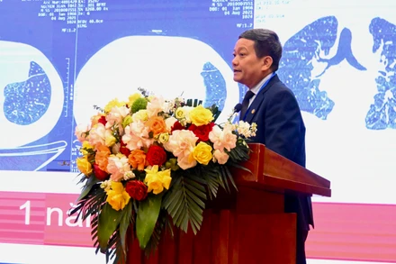 Tiến sĩ, bác sĩ cao cấp Đinh Văn Lượng, Giám đốc Bệnh viện Phổi Trung ương phát biểu khai mạc hội nghị.