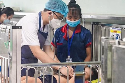 Trẻ mắc Adenovirus nhập viện điều trị. 
