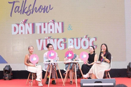 Các bạn trẻ chia sẻ trong tọa đàm "Dấn thân vững bước".