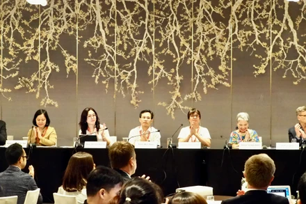 Các đại biểu chia sẻ thông tin về công tác phòng, chống HIV.