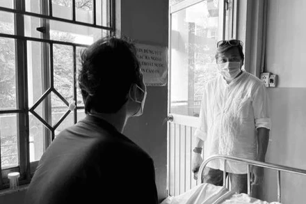 Anh Nguyễn Anh Phong thăm người bệnh tại Bệnh viện Phạm Ngọc Thạch