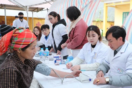 Các y, bác sĩ tham gia chương trình khám bệnh cho người dân.