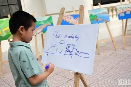 Nhiều trẻ tự kỷ có niềm đam mê với vẽ. (Ảnh: THẾ DƯƠNG)