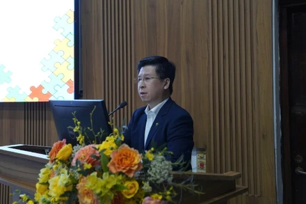 Tiến sĩ, bác sĩ Cao Việt Tùng, Phó Giám đốc Bệnh viện Nhi Trung ương chia sẻ với cha mẹ tại buổi họp mặt gia đình trẻ rối loạn phổ tự kỷ.