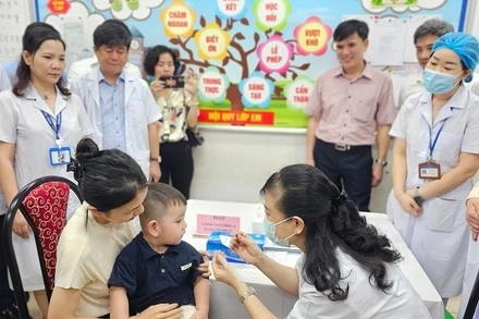 Bổ sung vitamin A cho trẻ.