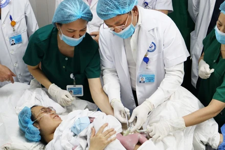 Thầy thuốc nhân dân, Giáo sư, Tiến sĩ Nguyễn Duy Ánh - Giám đốc bệnh viện đã đến thăm hỏi động viên, tặng quà và trực tiếp cắt rốn cho em bé Tuệ Minh.