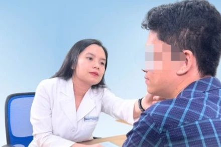 Bác sĩ thăm khám vết thương kiến ba khoang đốt cho bệnh nhân. 