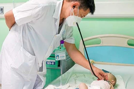 Tiến sĩ, bác sĩ Thái Thiên Nam đang thăm khám cho bệnh nhi ngộ độc vitamin D.