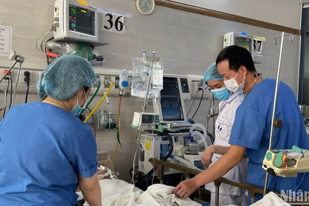 Các bác sĩ chăm sóc trường hợp bệnh nhân nặng nằm theo dõi tại Khoa Hồi sức tích cực.