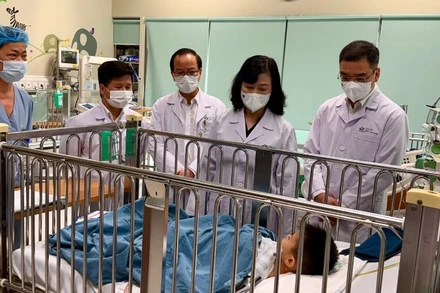 Bộ trưởng Y tế Đào Hồng Lan thăm bệnh nhi M.T.A.