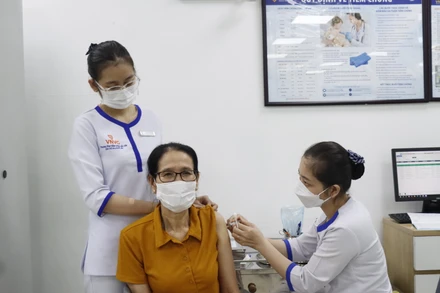 Tiêm vaccine phòng cúm.