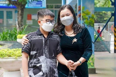 Hai mẹ con bạn N.H.Q (15 tuổi) chia sẻ về 3 năm chiến đấu và chiến thắng ung thư.