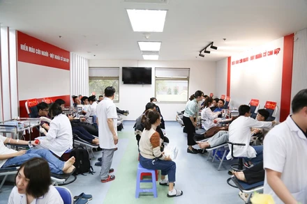 Các bạn trẻ xếp hàng chờ tới lượt hiến máu.