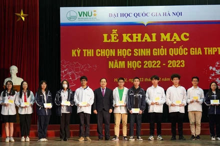 Trưởng Ban Đào tạo Đại học Quốc gia Hà Nội-GS, TSKH Nguyễn Đình Đức cùng các học sinh tham dự Kỳ thi chọn học sinh giỏi quốc gia THPT năm học 2022-2023.