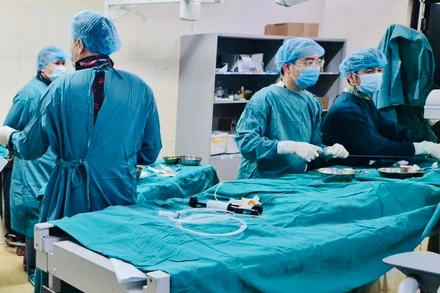 Các bác sĩ can thiệp cho trẻ sơ sinh.