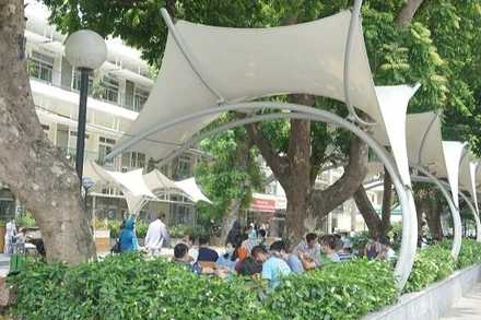 Khu vực ngồi chờ của người nhà bệnh nhân tại Bệnh viện Bạch Mai được trang bị ô che và hệ thống phun sương từ năm 2021.