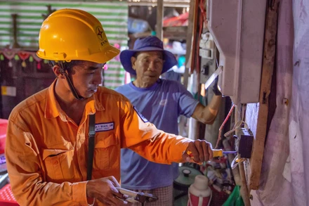 Sửa chữa, thay thế miễn phí hệ thống điện tại nhà các khách hàng có hoàn cảnh khó khăn.