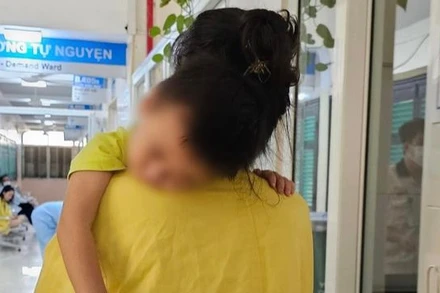 Bé trai đang điều trị tại Bệnh viện Mắt Trung ương. 