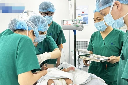 Bác sĩ kiểm tra, chuẩn bị gây mê phẫu thuật cho bé S.