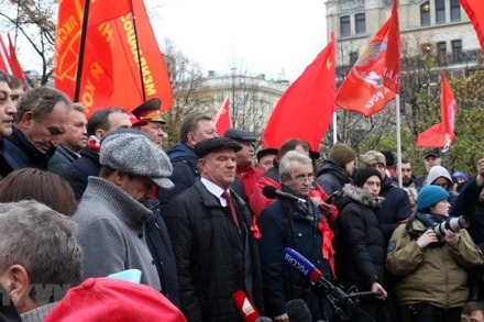 Lễ mít-tinh kỷ niệm 105 năm Cách mạng Tháng Mười Nga (7/11/1917-7/11/2022) ở thủ đô Moskva. (Ảnh TTXVN)