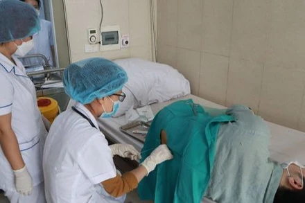 Bác sĩ thực hiện các xét nghiệm cần thiết để xác định nguyên nhân mắc bệnh của người bệnh.