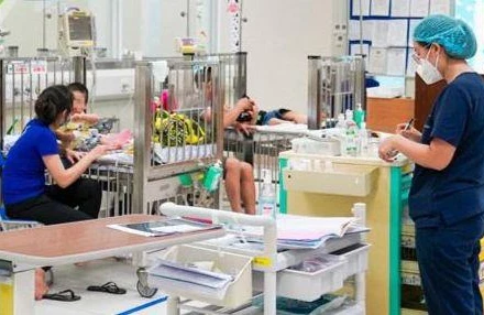 Trẻ bị đuối nước nằm điều trị tại Bệnh viện Nhi Trung ương.