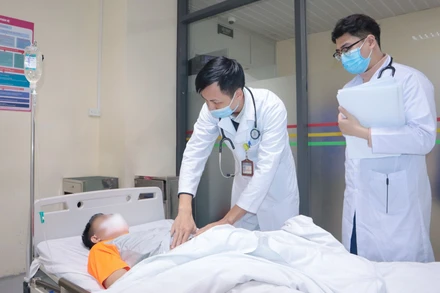 Bác sĩ thăm khám cho người bệnh sau điều trị đột quỵ não.