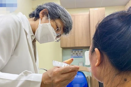 Tiến sĩ Đặng Thị Ngọc Bích bôi thuốc dịu da cho bệnh nhân.