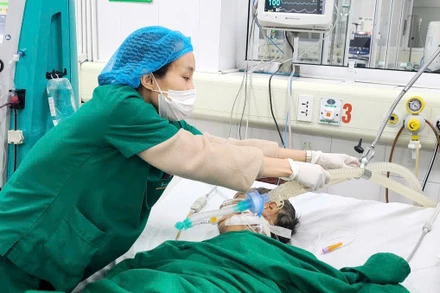 Bệnh nhân nằm điều trị tích cực.