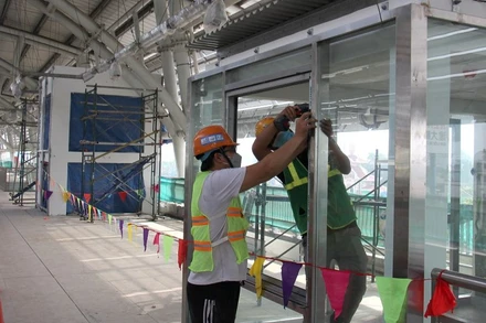 Các công nhân cho biết họ sẽ hết sức nỗ lực làm tăng ca, để nhà ga hoàn thành đúng tiến độ .