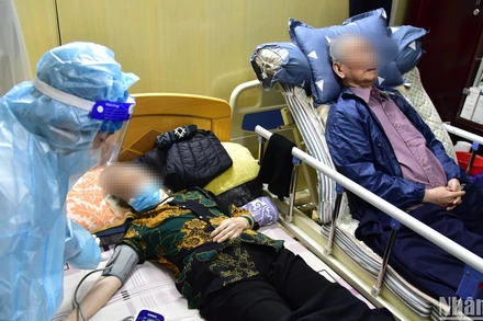 Chăm sóc người cao tuổi trong đại dịch Covid-19. (Ảnh: THÀNH ĐẠT)