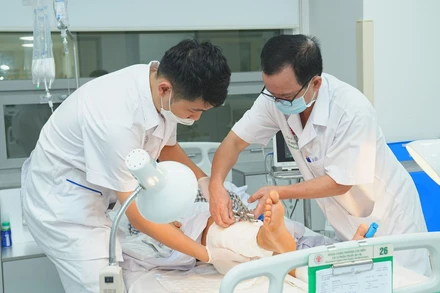 Bệnh nhân được nối lại cẳng chân, đang phục hồi sức khỏe tốt.