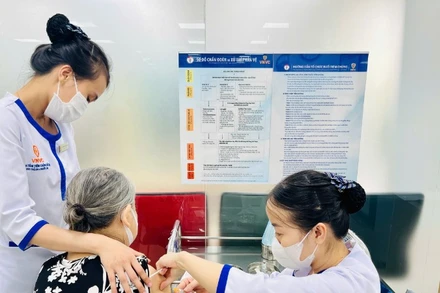 Tiêm vaccine là biện pháp phòng bệnh chủ động.
