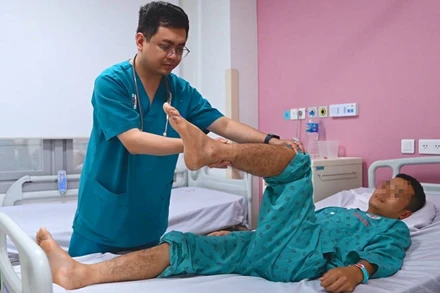 Bác sĩ Nguyễn Thành Huy theo dõi sức khỏe bệnh nhân sau can thiệp ECMO thức tỉnh.