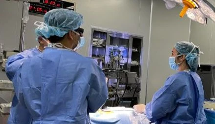 Các bác sĩ tiến hành phẫu thuật cho bệnh nhân. 