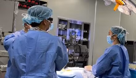 Các bác sĩ tiến hành phẫu thuật cho bệnh nhân. 