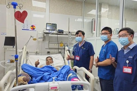 Các bác sĩ vui mừng khi cứu sống được thầy giáo vùng cao.