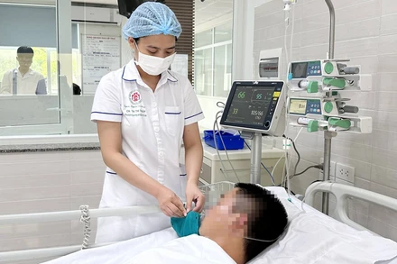 Chăm sóc bệnh nhân tại Khoa Hồi sức Truyền nhiễm. (Ảnh minh họa)