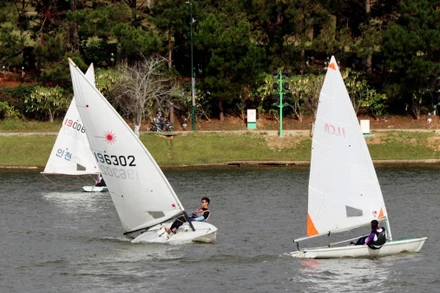 Trình diễn kỹ năng biểu diễn thuyền buồm trên hồ Xuân Hương.