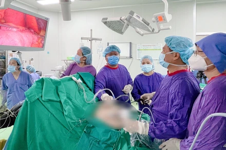 Các bác sĩ phẫu thuật tạo hình dạ dày ống đứng điều trị béo phì cho bệnh nhân.