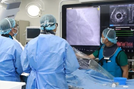 Can thiệp đặt stent tái thông động mạch vành cho người bệnh. (Ảnh minh họa)