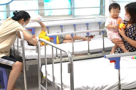 Trẻ mắc tay chân miệng nhập viện.