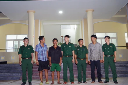 Tàu cá Bình Định đưa 2 ngư dân gặp nạn vào bờ an toàn