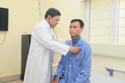 Tiến sĩ, bác sĩ cao cấp Đinh Văn Lượng, Giám đốc Bệnh viện Phổi Trung ương khám cho bệnh nhân Mạnh. 