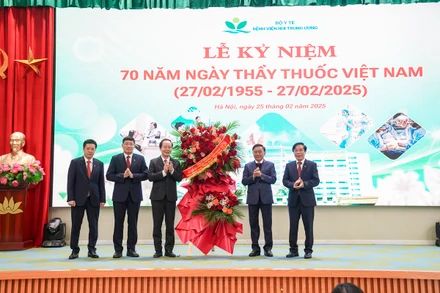 Đồng chí Trần Cẩm Tú, Ủy viên Bộ Chính trị, Thường trực Ban Bí thư Trung ương Đảng tặng hoa chúc mừng cán bộ, nhân viên y tế Bệnh viện Nhi Trung ương. 