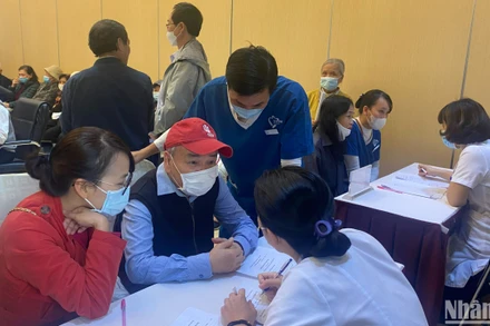 Các bác sĩ khám sàng lọc cho người cao tuổi. 