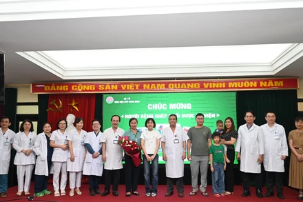 Các thầy thuốc Bệnh viện Phổi Trung ương chúc mừng bệnh nhân xuất viện. 