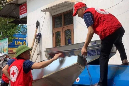 Hội Chữ thập đỏ tỉnh Hà Tĩnh kiểm tra thuyền máy, chủ động ứng phó với diễn biến phức tạp của bão Noru.
