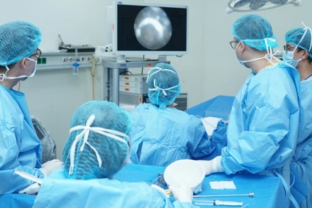 Các bác sĩ can thiệp cho bệnh nhân.